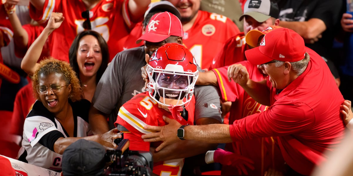 Hollywood Brown signs with Eagles