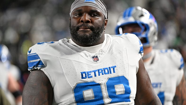 DJ Reader lines up on the defensive line during a Lions vs Eagles game. Vikings rumors.