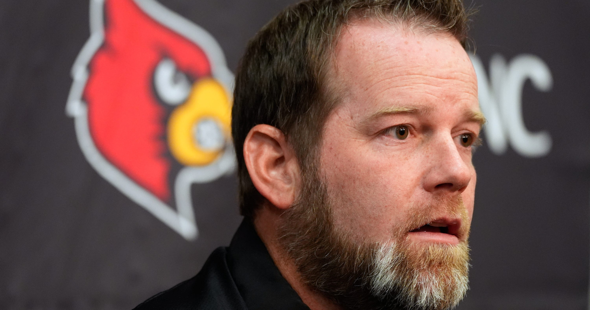 Louisville’s Lincoln Kienholz hands the ball off to Lekhy Thompkins in football practice at the Trager Center. March 17, 2026
