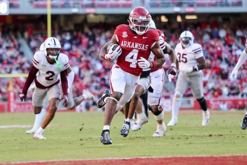 November 1, 2025: Arkansas running back Mike Washington Jr. 4 moves his way to the end zone. .Mississippi State defeated Arkansas 38-35 in Fayetteville, AR. /CSM Fayetteville USA – ZUMAcm9_ 20251101_faf_cm9_079 Copyright: xRicheyxMillerx
