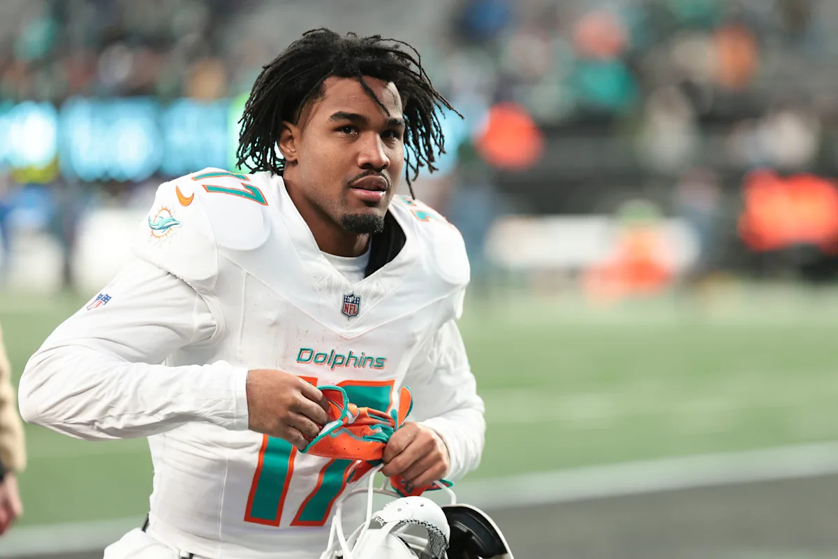 NFL news, free agency updates: Dolphins reportedly trade WR Jaylen Waddle to Broncos; Jets trade Justin Fields to Chiefs in exchange for 6th-round pick