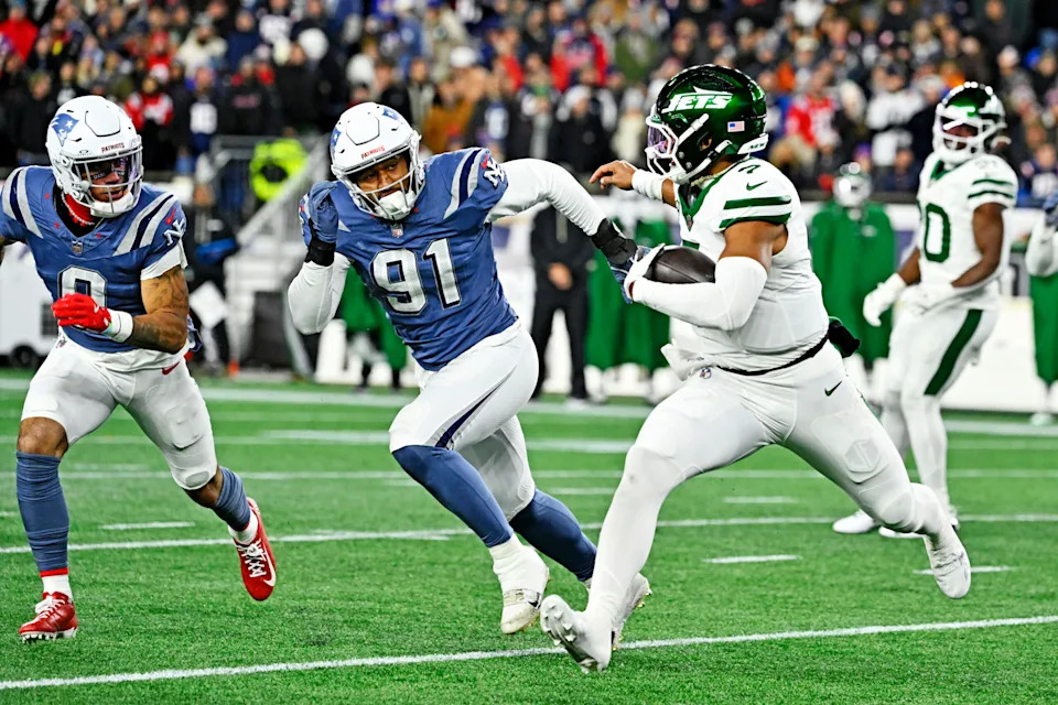 <p>Nov 13, 2025; Foxborough, Massachusetts, USA; New York Jets quarterback Justin Fields (7) run the ball against New England Patriots linebacker Elijah Ponder (91) during the second half at Gillette Stadium. Mandatory Credit: Eric Canha-Imagn Images</p><br>