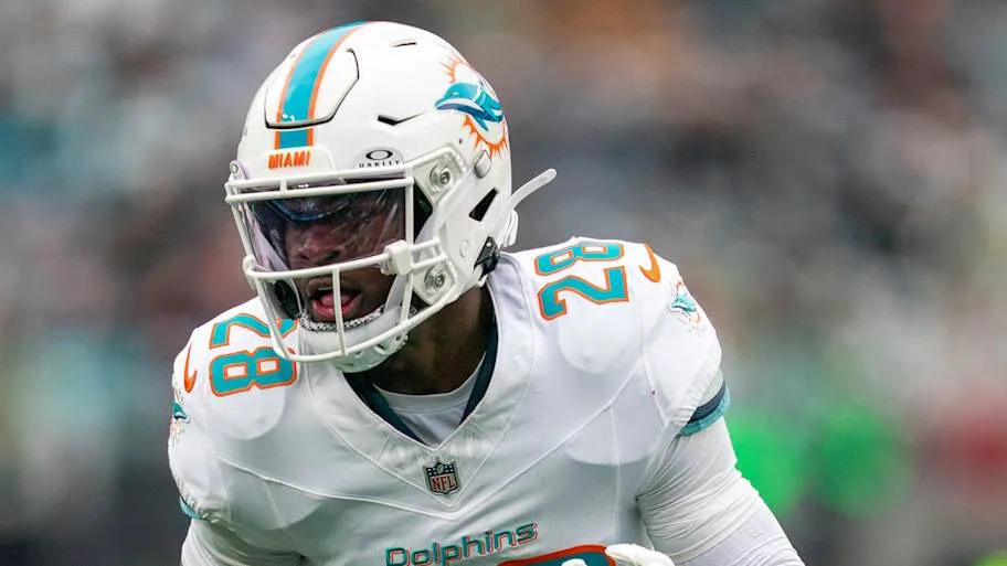Miami Dolphins running back De'Von Achane breaks free with the ball
