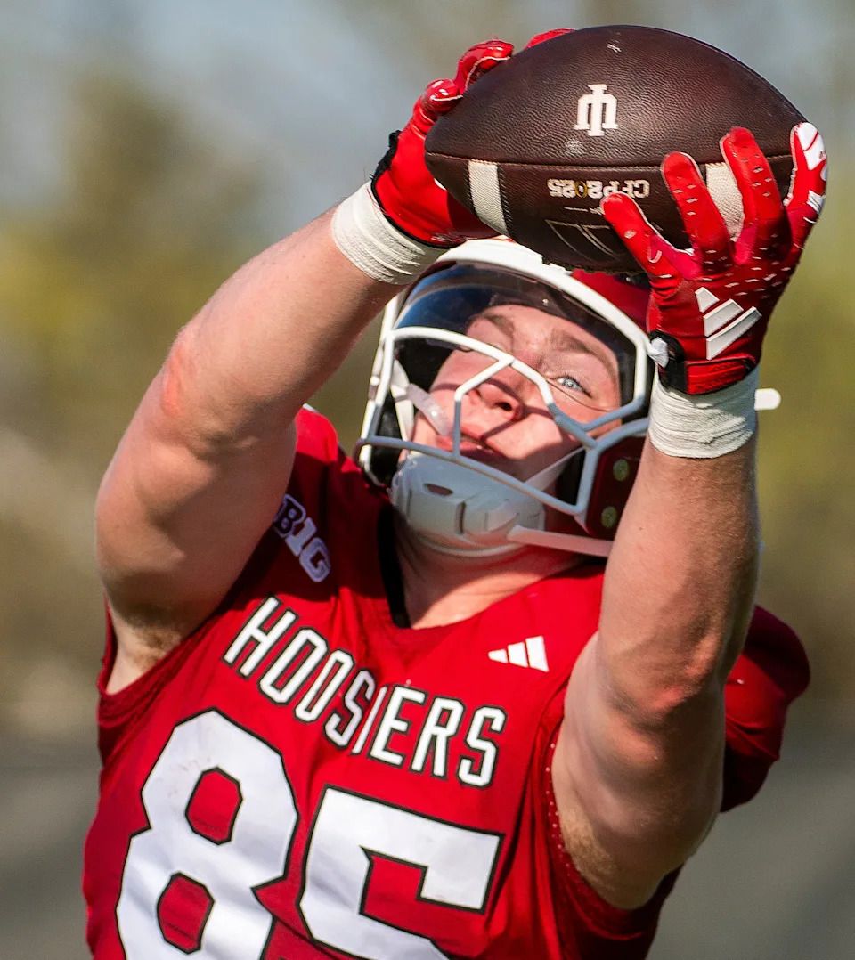 Indiana's Andrew Barker (85) makes a catch during spring football practice on Thursday, April 10, 2025.