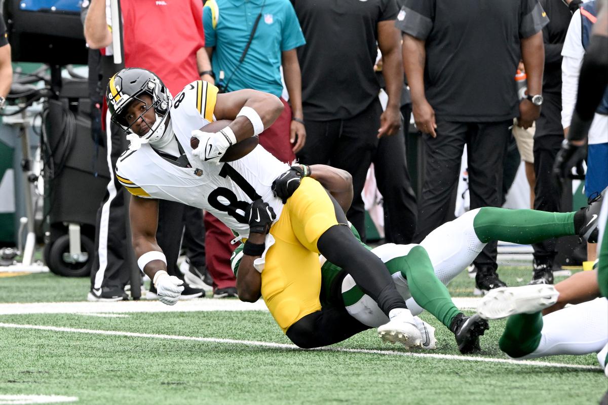 Steelers releasing tight end Jonnu Smith in cap-saving move