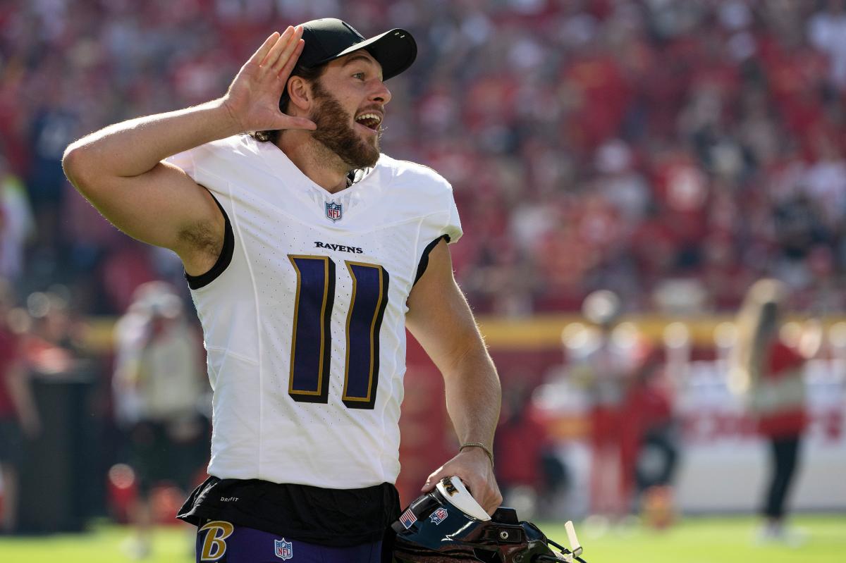 Giants sign punter Jordan Stout to record contract in NFL free agency