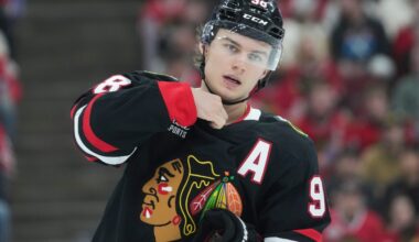 Chicago Blackhawks blow late lead in 3-2 loss to Predators