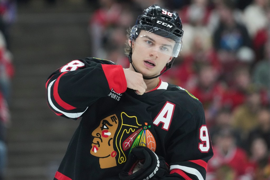 Chicago Blackhawks blow late lead in 3-2 loss to Predators