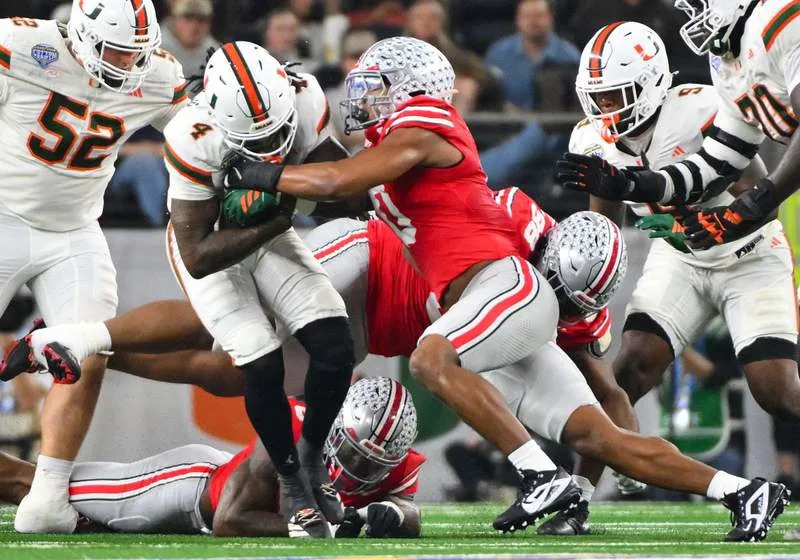 December 31, 2025 Ohio State Buckeyes linebacker Sonny Styles 0 tackles Miami FL Hurricanes running back Mark Fletcher Jr. 4 during the 1st half of the NCAA, College League, USA Football game between Miami FL Hurricanes the and Ohio State Buckeyes at AT&T Stadium in Arlington, Texas. /CSM Arlington US – ZUMAc04_ 20251231_zma_c04_252 Copyright: xMatthewxLynchx