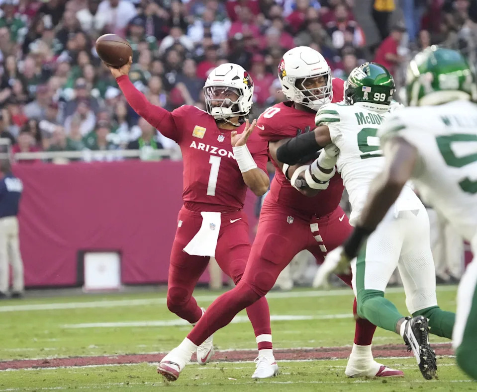 Arizona Cardinals quarterback Kyler Murray (1) delivers a pass against the New York Jets during the first quarter at State Farm Stadium in Glendale on Nov. 10, 2024.