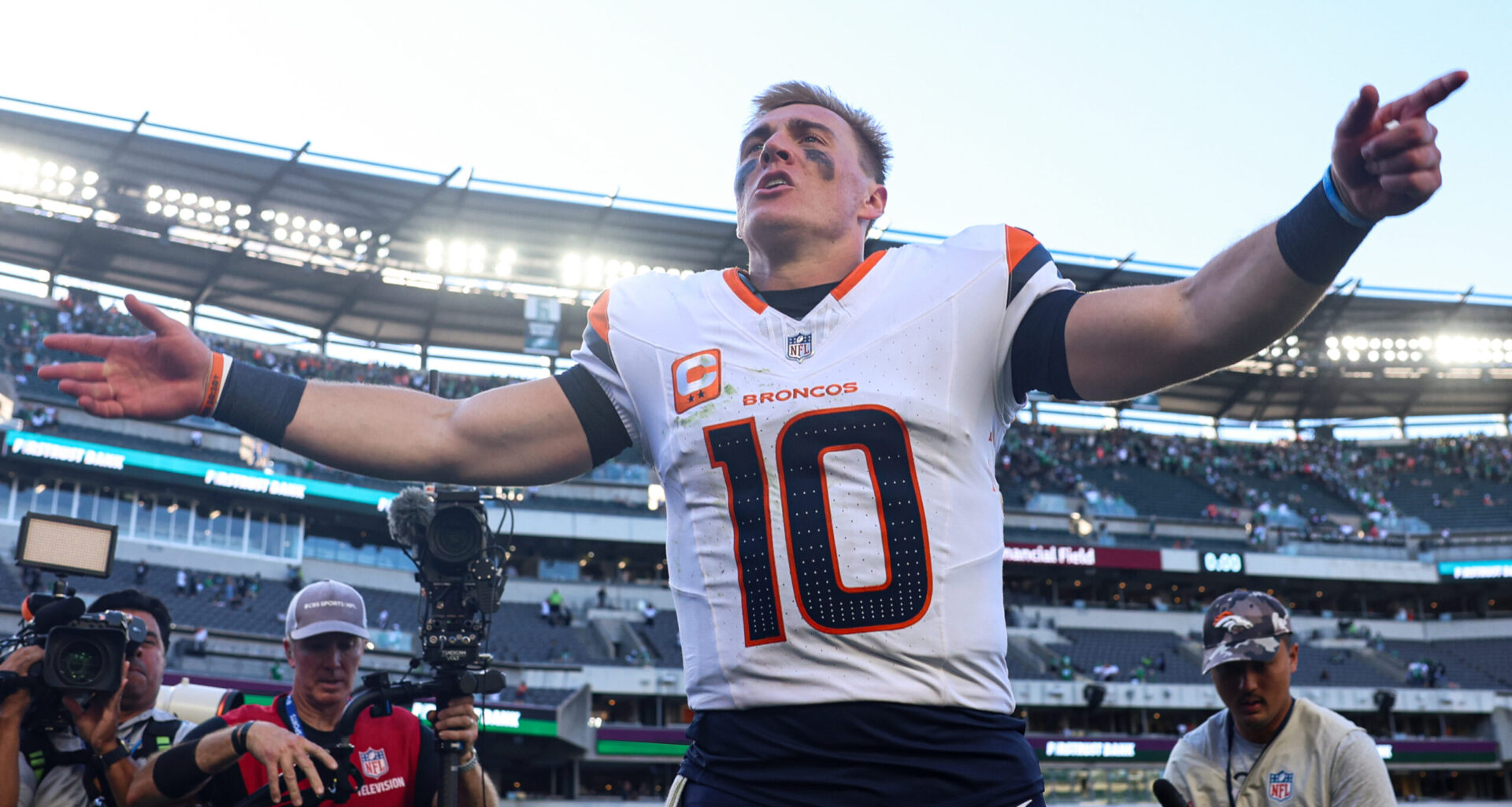 Broncos' Bo Nix, wife Izzy share first photo & name of newborn daughter