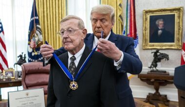 Lou Holtz's death draws tributes from GOP lawmakers