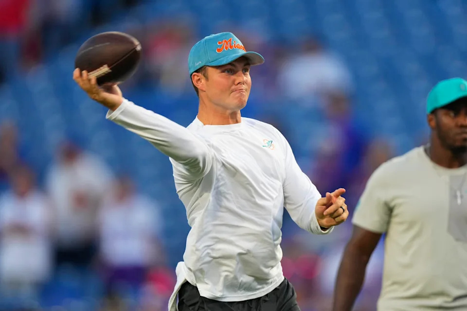 Miami Dolphins quarterback Zach Wilson (0) warms up before the game against the Buffalo Bills at Highmark Stadium. Gregory Fisher-Imagn Images