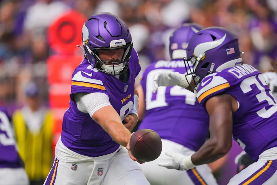 Minnesota Vikings quarterback Sam Howell (8) hands the ball off to running back Ty Chandler (32) against the Houston Texans in the second quarter at U.S. Bank Stadium. Brad Rempel-Imagn Images