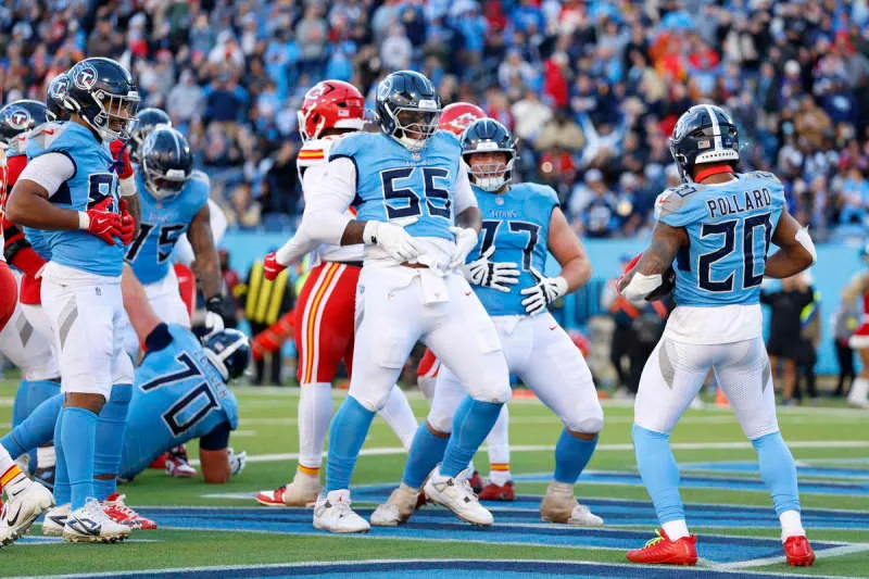 NASHVILLE, TN – DECEMBER 21: Tennessee Titans offensive tackle JC Latham 55 and guard Peter Skoronski 77 Tony Pollard 20. A game between the Tennessee Titans and Kansas City Chiefs, December 21, 2025, at Nissan Stadium in Nashville, Tennessee. Photo by Matthew Maxey/Icon Sportswire NFL, American Football Herren, USA DEC 21 Chiefs at Titans EDITORIAL USE ONLY Icon251221129