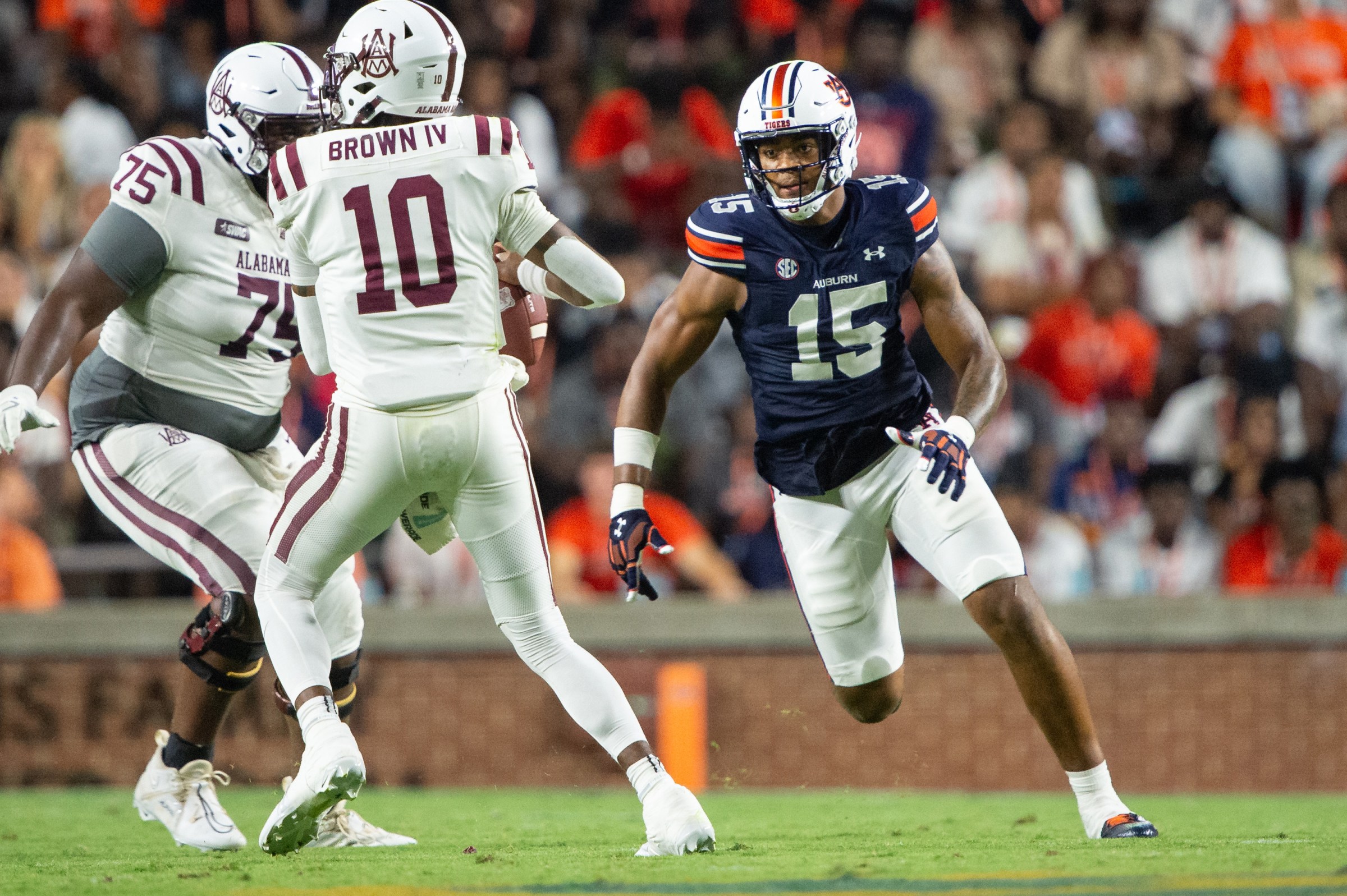 AUBURN, ALABAMA - AUGUST 31: Defensive lineman Keldric Faulk #15 of the Auburn Tigers looks to tackle quarterback Cornelious Brown IV #10 of the Alabama A&M Bulldogs at Jordan-Hare Stadium on August 31, 2024 in Auburn, Alabama. (Photo by Michael Chang/Getty Images)