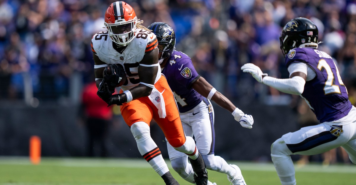 Former Browns TE David Njoku on a free agent visit with the enemy