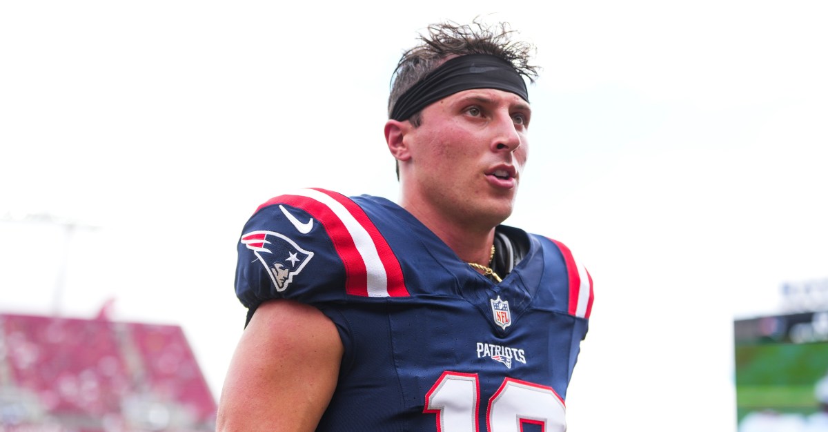 Patriots re-sign quarterback Tommy DeVito to 2-year deal