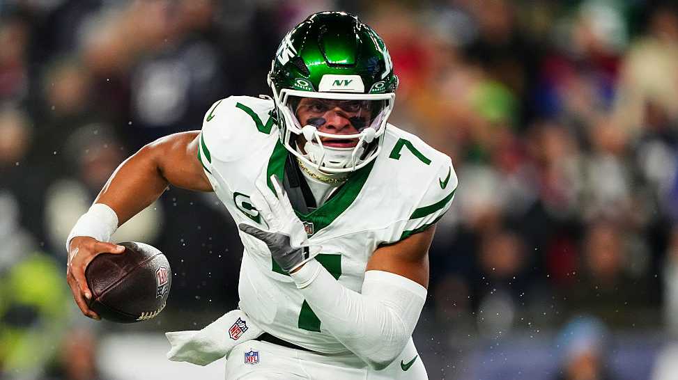 Kansas City Chiefs trading for quarterback Justin Fields