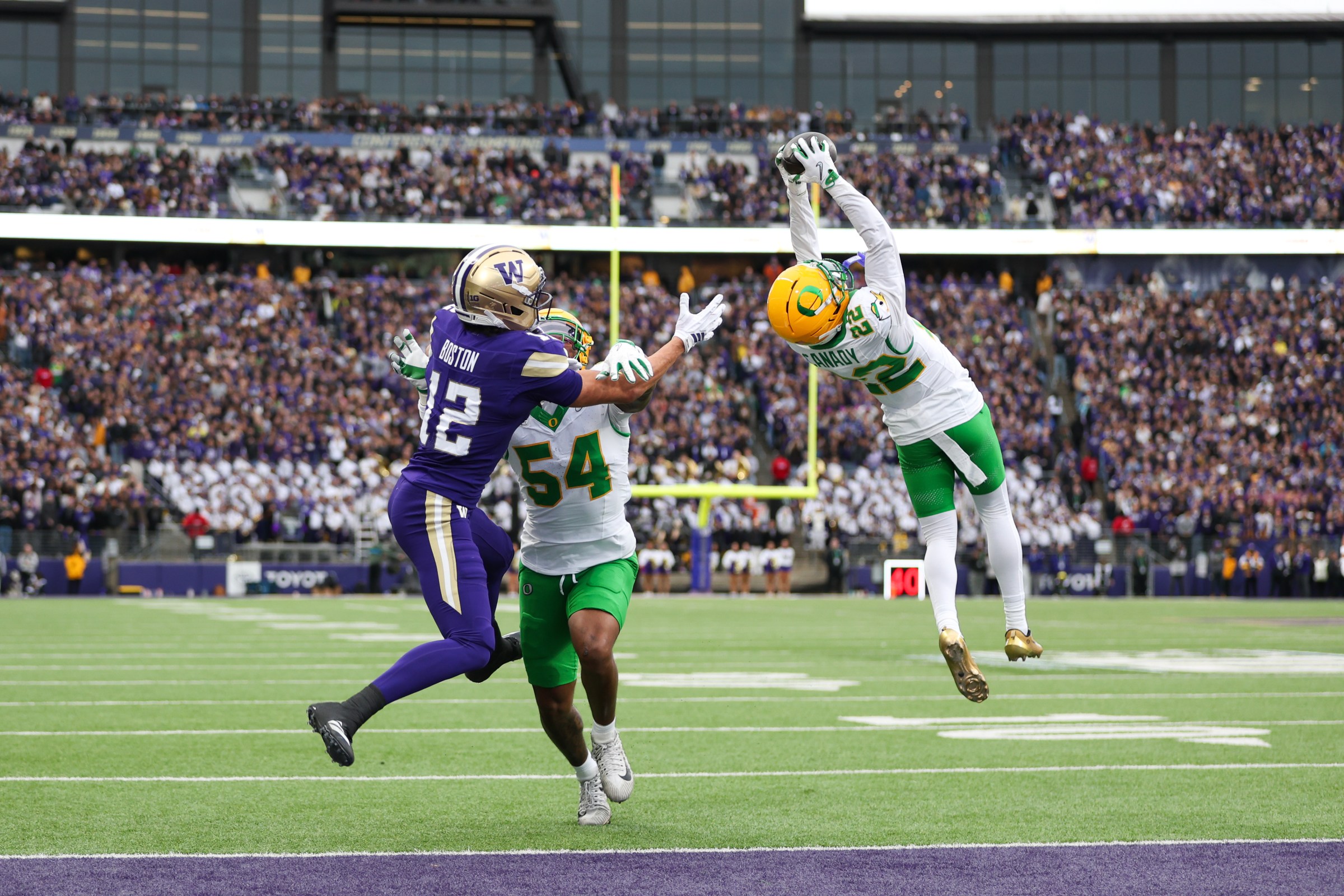 SEATTLE, WA - NOVEMBER 29: Defensive back Jadon Canady #22 of the Oregon Ducks intercepts the ball during a game between the Oregon Ducks and Washington Huskies at Husky Stadium on November 29, 2025, in Seattle, Washington. (Photo by Henry Rodenburg/Icon Sportswire via Getty Images)