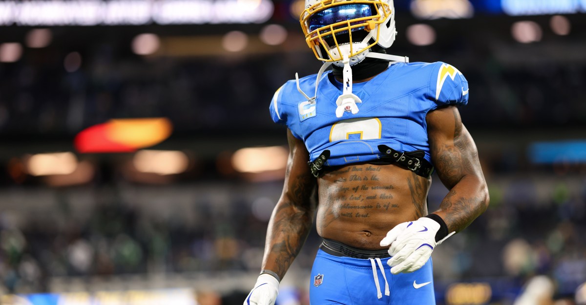 Chargers re-sign LB Denzel Perryman