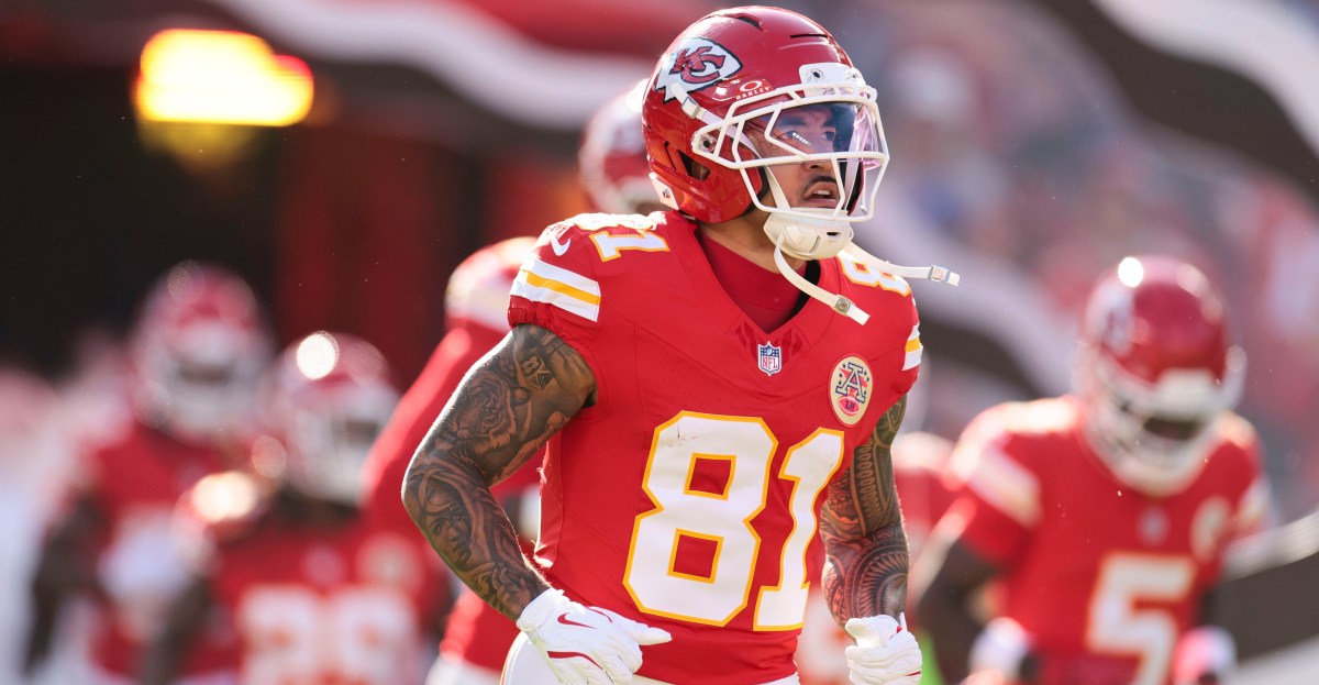 Chiefs re-signing wide receiver Nikko Remigio