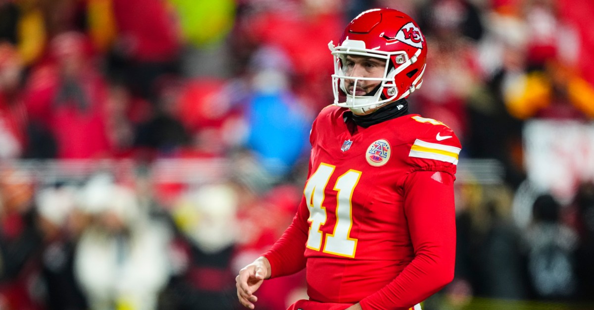 Chiefs re-sign long snapper James Winchester for his 12th season in KC
