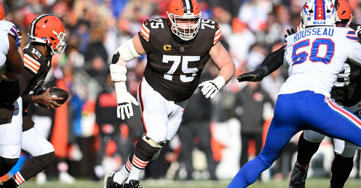 Cleveland Browns Free Agent Review: Tug of war for Joel Bitonio