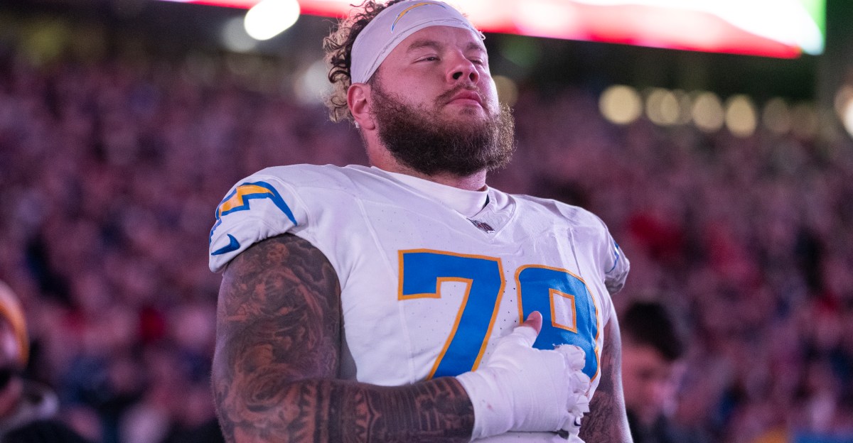 Chargers re-sign OL Trey Pipkins
