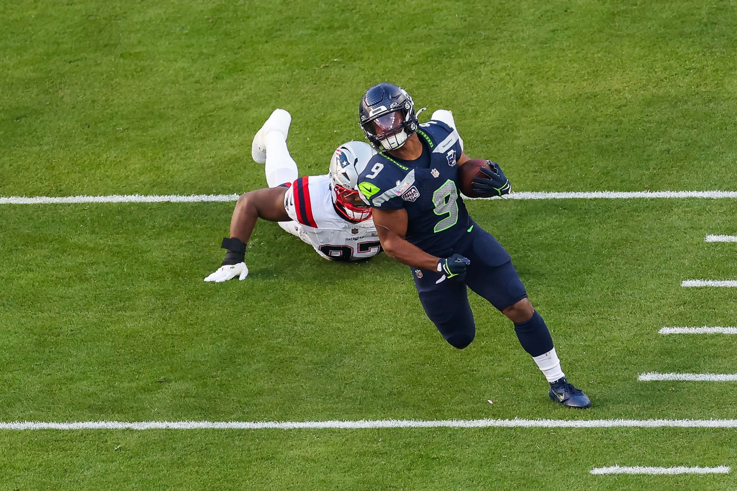 SANTA CLARA, CALIFORNIA - FEBRUARY 08: Kenneth Walker III #9 of the Seattle Seahawks breaks a tackle against Milton Williams #97 of the New England Patriots during the second quarter in Super Bowl LX at Levi’s Stadium on February 08, 2026 in Santa Clara, California. (Photo by Ishika Samant/Getty Images)