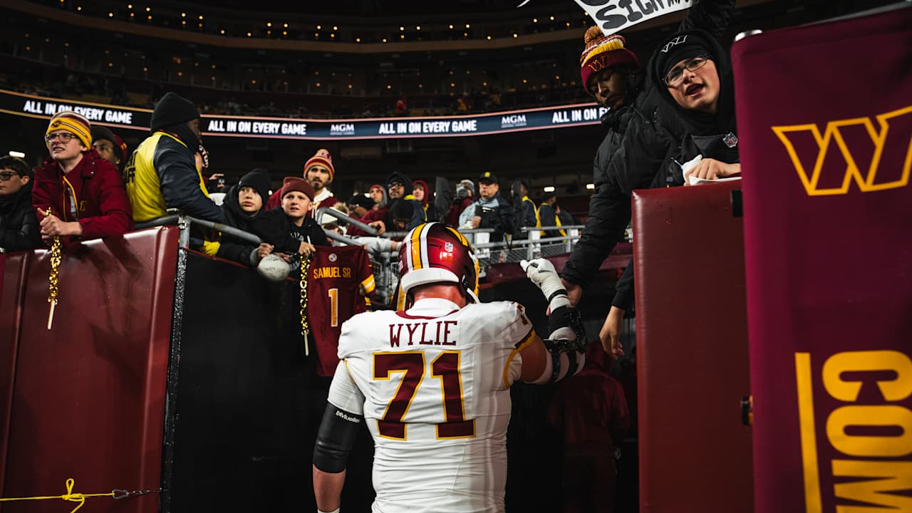 Commanders extend OL Andrew Wylie