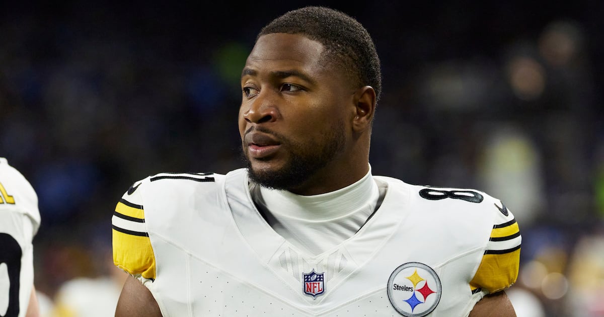 Steelers release tight end Jonnu Smith