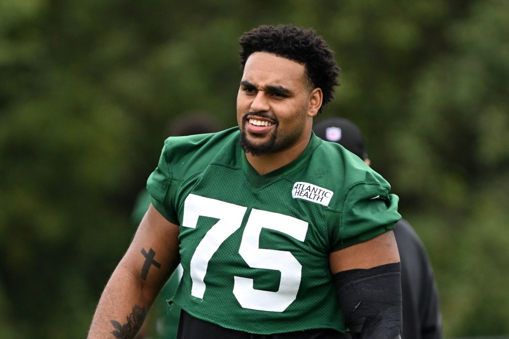 Jets guard Alijah Vera-Tucker smiling during practice.