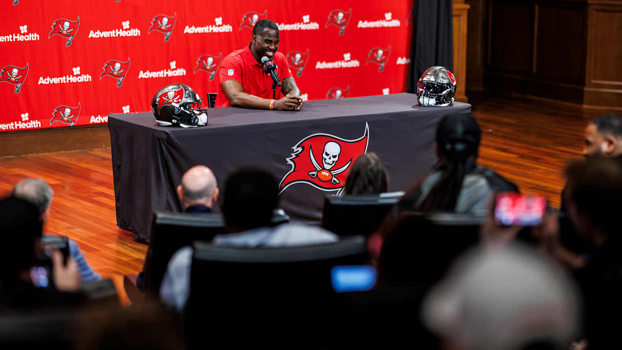 Social Media Reacts to Lavonte David's Retirement