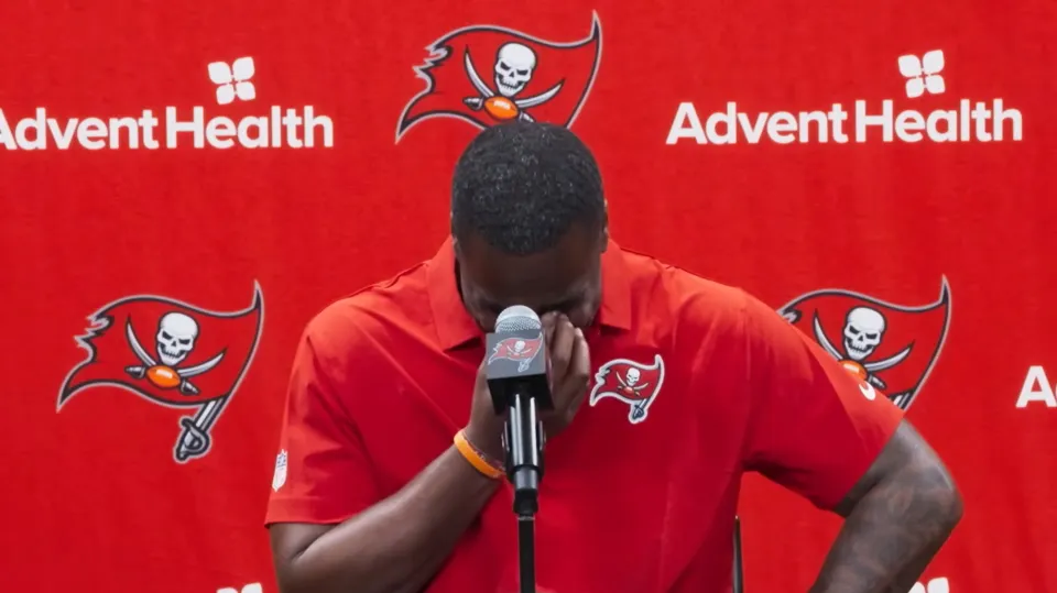 Lavonte David gets emotional when announcing his retirement from the NFL. 