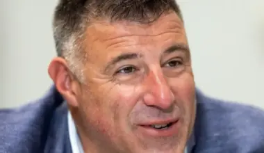 Mike Vrabel Disagrees With Robert Kraft's Goal Of Patriots Making 2026 NFL Playoffs image