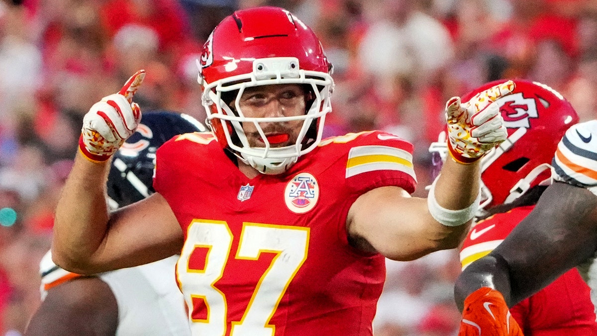Travis Kelce points