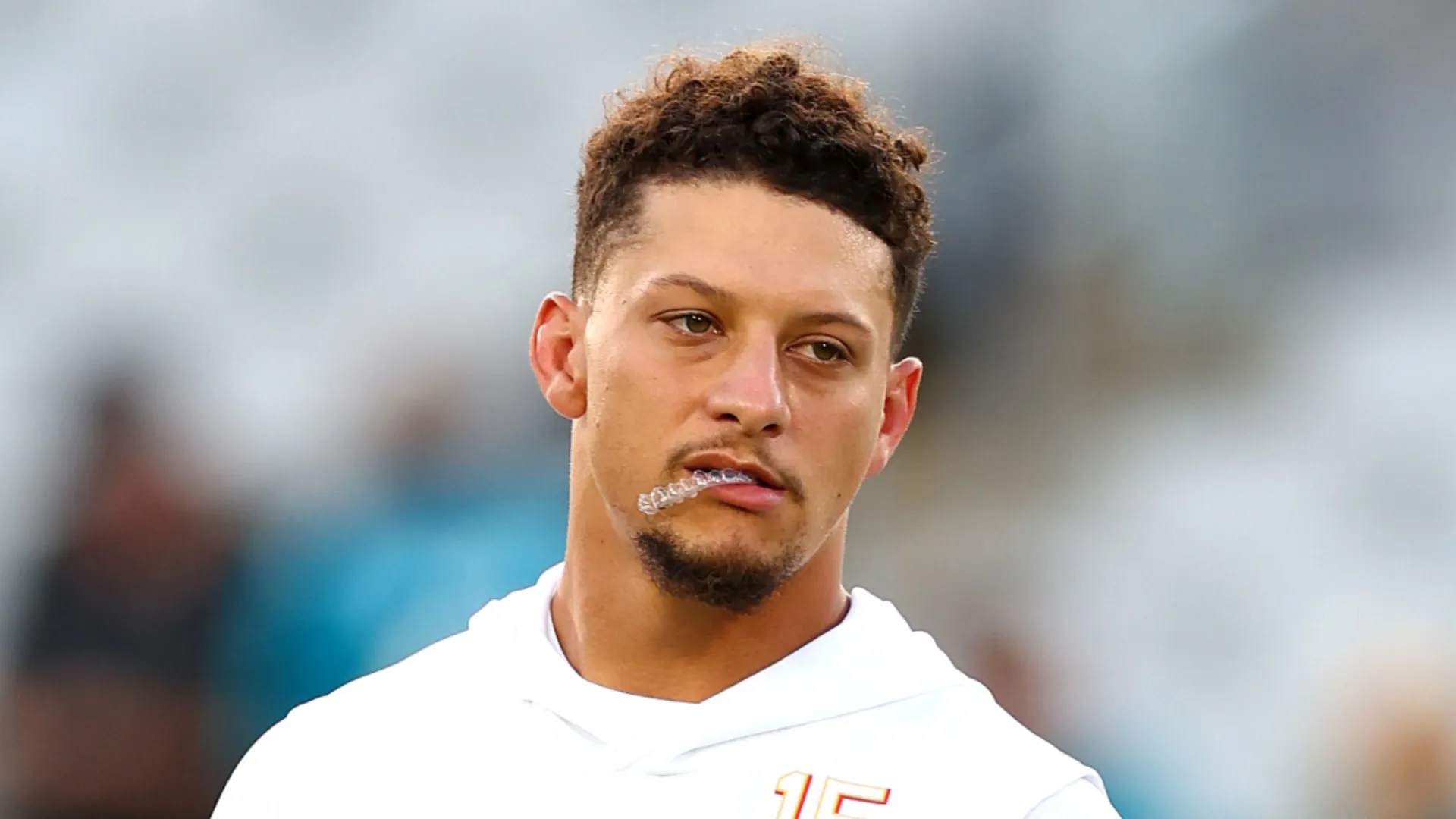 Patrick Mahomes bites mouthguard