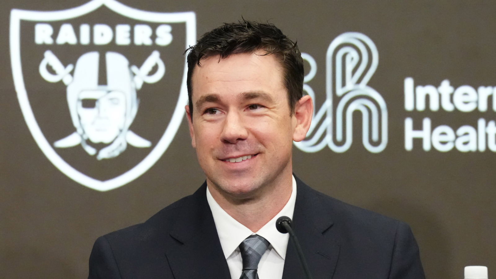 Raiders HC Klint Kubiak offers interesting take on Maxx Crosby situation