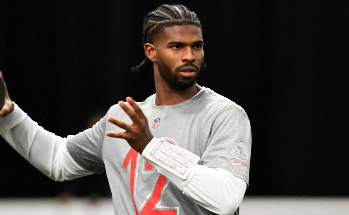 Texans make offensive line move with Shedeur Sanders' Browns on same day of trading for David Montgomery