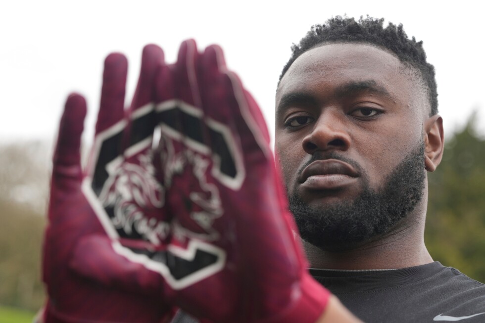 Offensive tackle prospect Neff Giwa commits to South Carolina Gamecocks