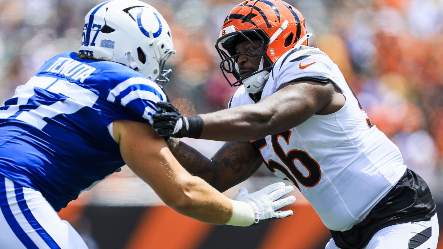 Colts re-sign offensive tackle Luke Tenuta