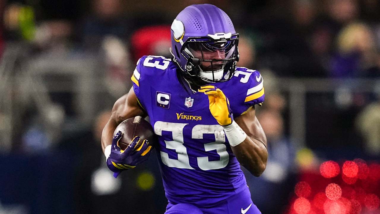 Vikings, RB Aaron Jones agree to revised contract to keep him in Minnesota for 2026 season