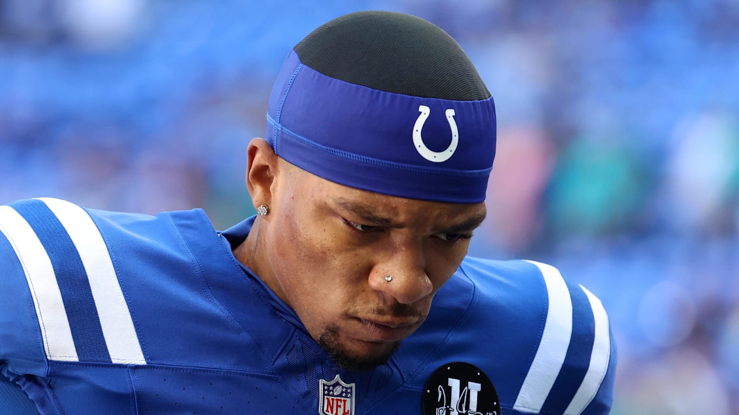 Indianapolis Colts quarterback Anthony Richardson warms up