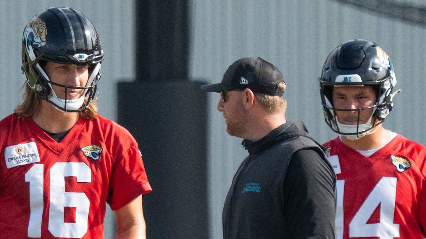 Jacksonville Jaguars quarterback Trevor Lawrence (16) and Jacksonville Jaguars head coach Liam Coen talk while quarterback Nick Mullens listens during the Jaguar’s 12th NFL training camp session at the Miller Electric Center, Thursday, Aug. 7, 2025, in Jacksonville, Fla.