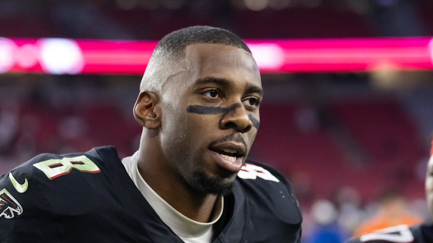 Dec 21, 2025; Glendale, Arizona, USA; Atlanta Falcons tight end Kyle Pitts Sr. (8) against the Arizona Cardinals at State Farm Stadium. Mandatory Credit: Mark J. Rebilas-Imagn Images