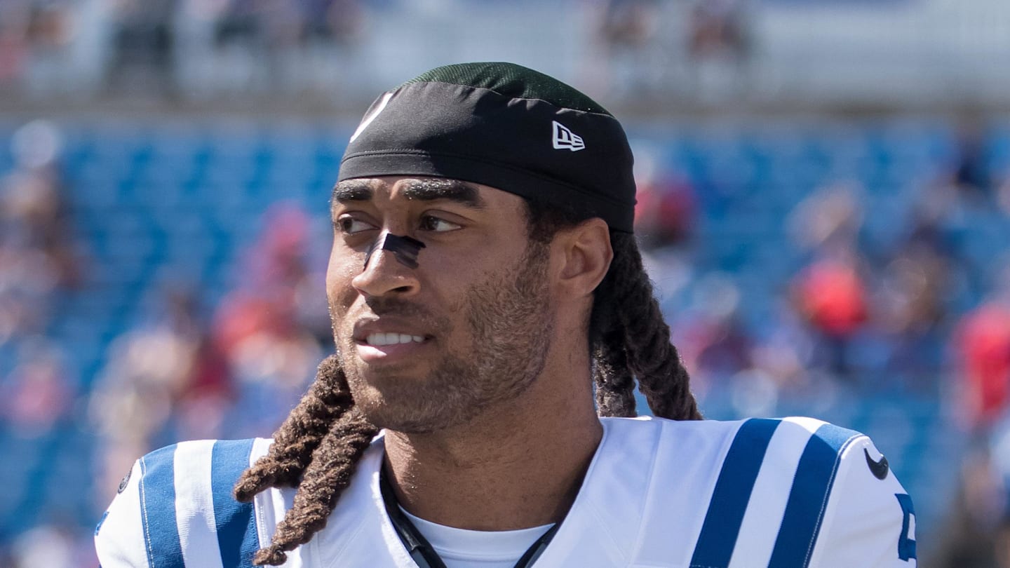 Indianapolis Colts cornerback Stephon Gilmore warms up