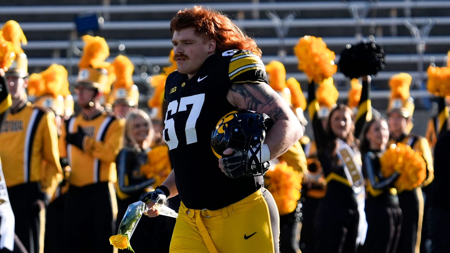 Iowa Offensive Lineman Gennings Dunker