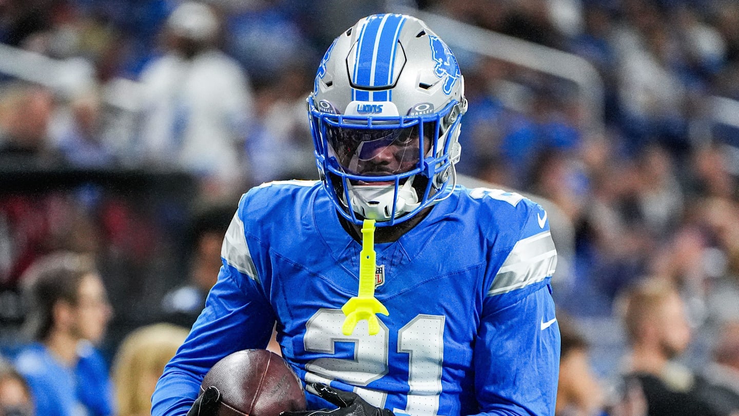 Detroit Lions cornerback Amik Robertson (21) warms up ahead of the Cleveland Browns game at Ford Field in Detroit on Sunday, Sept. 28, 2025.