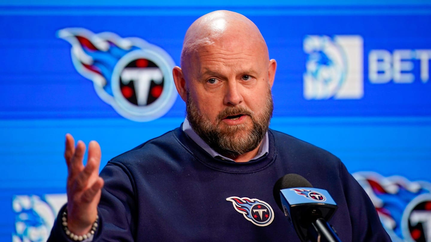 Tennessee Titans offensive coordinator Brian Daboll